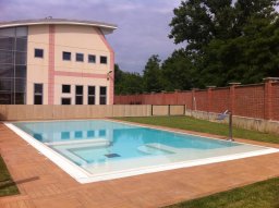 piscina con cascata cervicale costruita in casseri con impianto a sale in elettrolisi rivestita in pvc color sabbia chiara